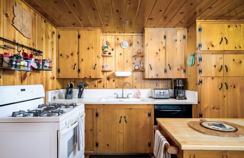 Pinetop-Lakeside Cabin | Moonridge Retreat - 3BR/2BA Cabin w/Casita/WiFi/Fenced Yard & Dog-Friendlyn