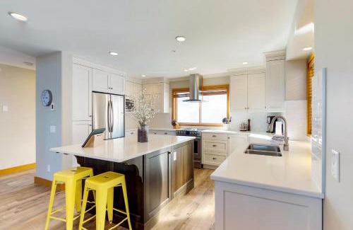 Big White Ski Resort House | Moonshine 385