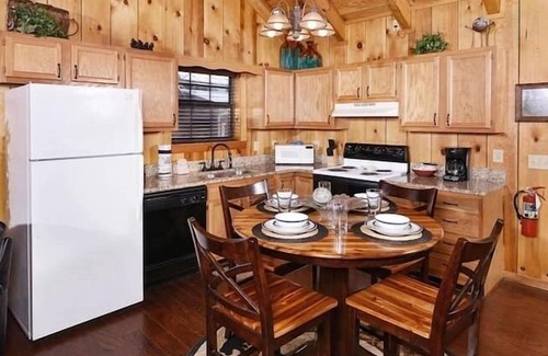 Gatlinburg - Pigeon Forge Cabin | Moonshine Holler