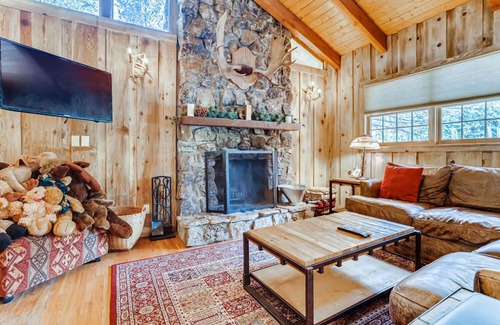 Weisshorn House | Moose Hut Cabin - Dog Friendly & Shared Hot Tub!