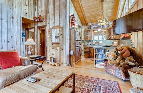 Weisshorn House | Moose Hut Cabin - Dog Friendly & Shared Hot Tub!