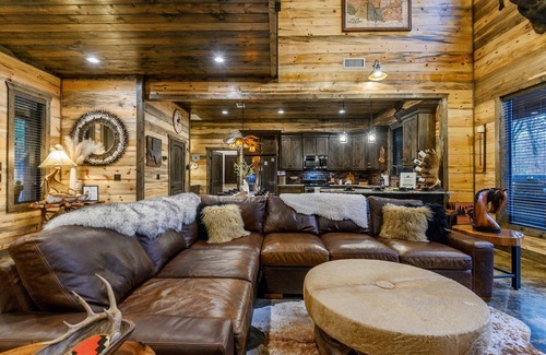Broken Bow Cabin | Moose Mansion, EV Outlet, swing set, hot tub