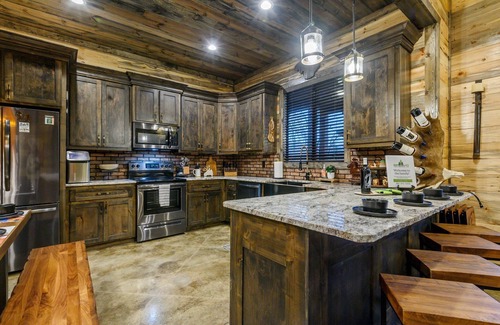 Broken Bow Cabin | Moose Mansion, EV Outlet, swing set, hot tub