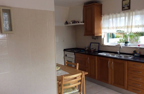 Lourinha House | Moradia das Rosas, 2.5 kms from Areia Branca beach.