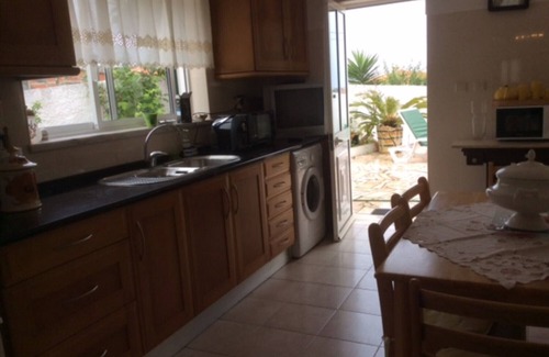 Lourinha House | Moradia das Rosas, 2.5 kms from Areia Branca beach.
