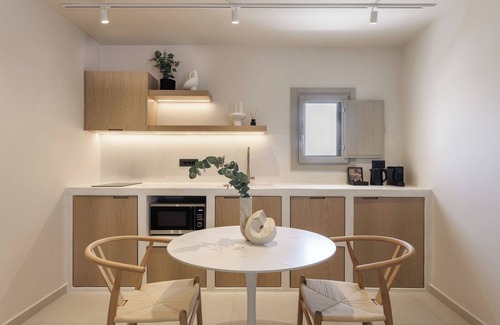 Firostefani Apartment | Morfes - Romantic Suite with Hot tub and Sea View by Caldera Houses