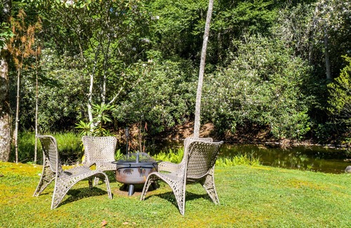 Lake Toxaway House | Morning Fog - Cozy A-Frame with Private Pond!