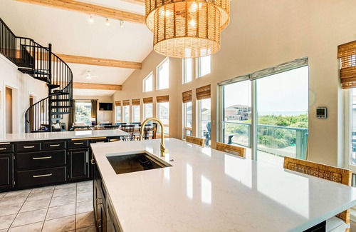 Gold Beach House | Morning Star Lookout- Walk to Beach! Ocean Views!