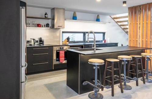 Mossy Point House | Mossy Green Door MTB stay minutes to Mogo Trails