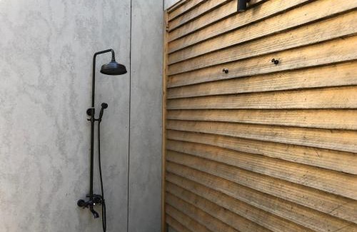 Mossy Point House | Mossy Green Door MTB stay minutes to Mogo Trails