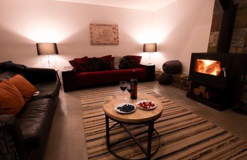 Mossy Point House | Mossy Green Door MTB stay minutes to Mogo Trails