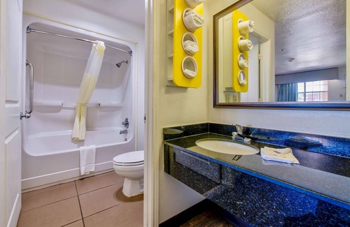 South Arlington Hotel | Motel 6 Arlington, TX