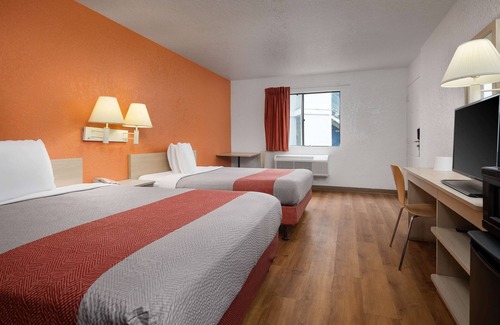 Buena Park Hotel | Motel 6 Buena Park, CA - Knotts Berry Farm - Disneyland