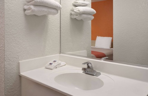 Buena Park Hotel | Motel 6 Buena Park, CA - Knotts Berry Farm - Disneyland