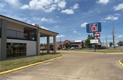 Cleveland Hotel | Motel 6 Cleveland, MS – Delta State University