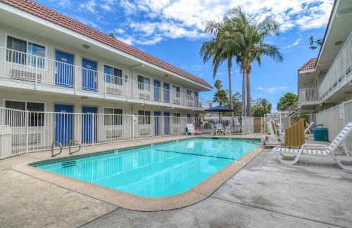 Halecrest Hotel | Motel 6-Costa Mesa, CA