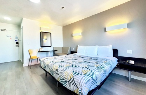 Buckner Terrace - Everglade Park Hotel | Motel 6 Dallas, TX - Fair Park