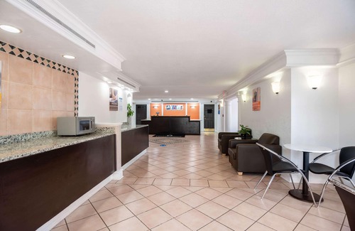 Hazelwood Hotel | Motel 6 Hazelwood, MO