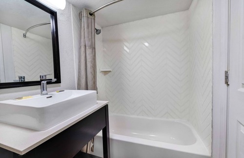 Lawrence Hotel | Motel 6 Indianapolis, IN