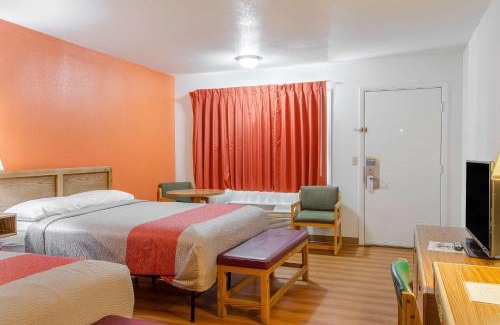 Madras Hotel | Motel 6-Madras, OR