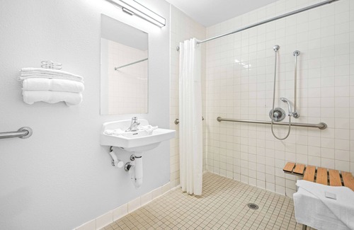 North Fremont Street Hotel | Motel 6 Monterey, CA