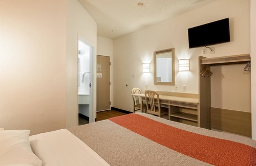 Newport Hotel | Motel 6 Newport, TN