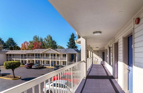 Montavilla Hotel | Motel 6 Portland Mall - 205
