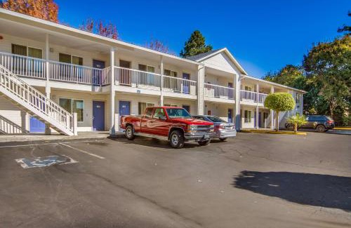 Montavilla Hotel | Motel 6 Portland Mall - 205