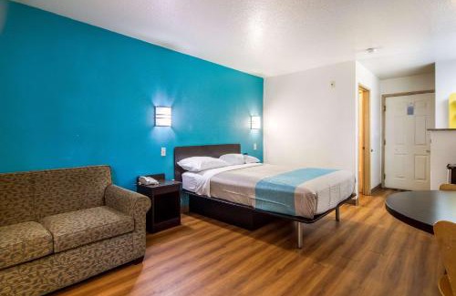 Montavilla Hotel | Motel 6 Portland Mall - 205