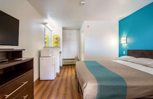 Montavilla Hotel | Motel 6 Portland Mall - 205