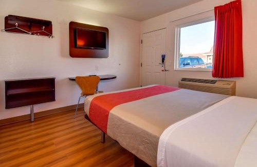 La Sierra Hotel | Motel 6-Riverside, CA - South