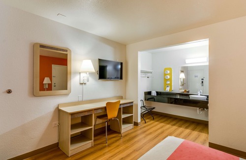 Schiller Park Hotel | Motel 6 Schiller Park, IL - Chicago O'Hare