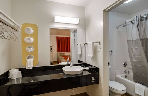 Schiller Park Hotel | Motel 6 Schiller Park, IL - Chicago O'Hare