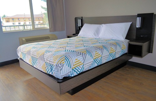 Schiller Park Hotel | Motel 6 Schiller Park, IL - Chicago O'Hare