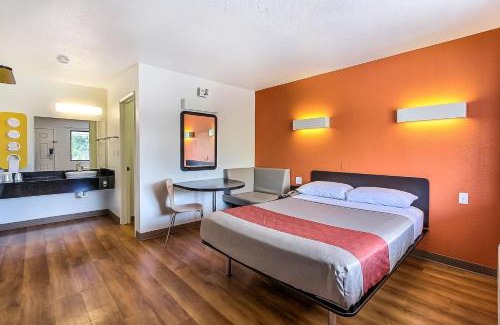 Snail Hotel | Motel 6-Sunnyvale, CA - South