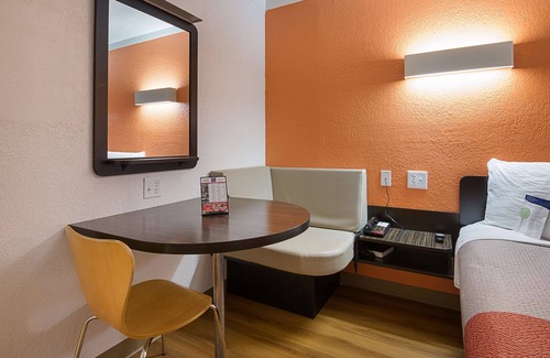 Tampa Hotel | Motel 6 Tampa, FL - Fairgrounds