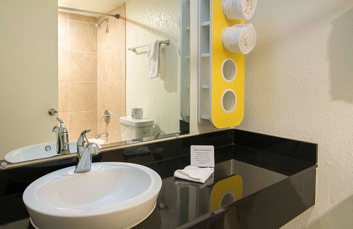 Tampa Hotel | Motel 6 Tampa, FL - Fairgrounds