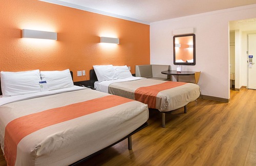 Tampa Hotel | Motel 6 Tampa, FL - Fairgrounds