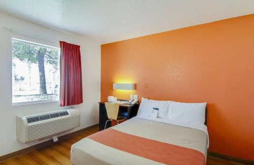 Ventura Hotel | Motel 6-Ventura, CA - South