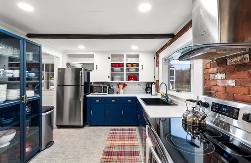 Newbury House | Mothertree Farmhouse Sleeps 8 Games Firepit