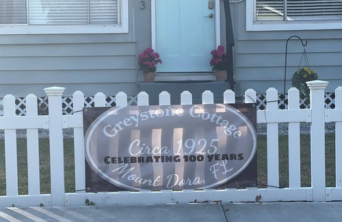 Mount Dora Cottage | Mount Dora for the holidays. Make your plans now to see it all.