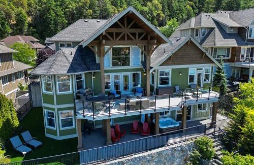 Downtown Victoria House | Mount Finlayson View Villa