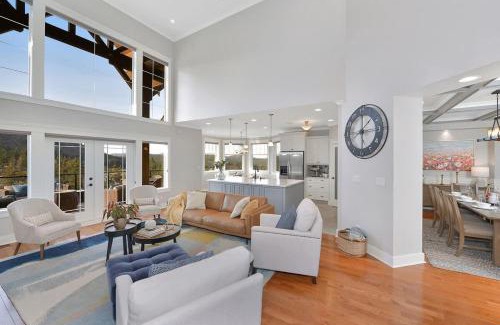 Downtown Victoria House | Mount Finlayson View Villa