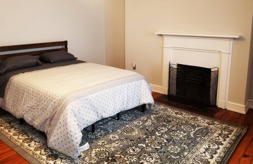 Mount Vernon House | Mount Vernon Town Home 2 floors of living Private Deck Free Parking