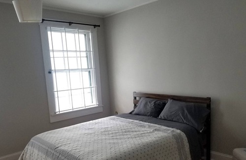 Mount Vernon House | Mount Vernon Town Home 2 floors of living Private Deck Free Parking