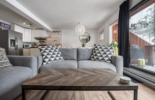 East Kootenay House | Mountain Aloha at Panorama | Ski In/Out | Full Access(Pools/Hot Tubs)