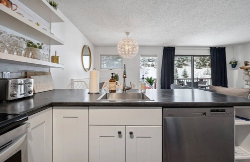 East Kootenay House | Mountain Aloha at Panorama | Ski In/Out | Full Access(Pools/Hot Tubs)