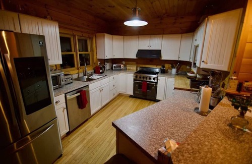 Pittsfield House | Mountain Bliss: Spacious Retreat Near Killington, 5 Br, 3 Ba Hot tub Sleeps 15