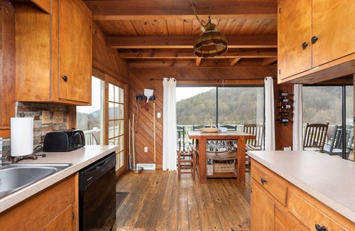 Lovingston Ski Chalet | Mountain Cabin | Trails & Firepit + Secluded