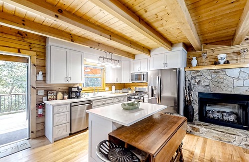 Murphy Cabin | Mountain cabin with private hot tub, on-site creek, firepit & wildlife sightings